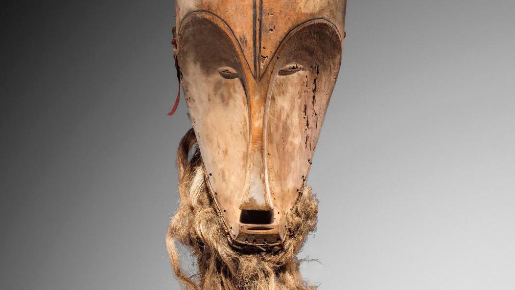 Gabon, late 19th century. Mask from the Ngil society, Fang people, cheese wood, kaolin,... Victory for a Fang Mask and the Tachard Collection