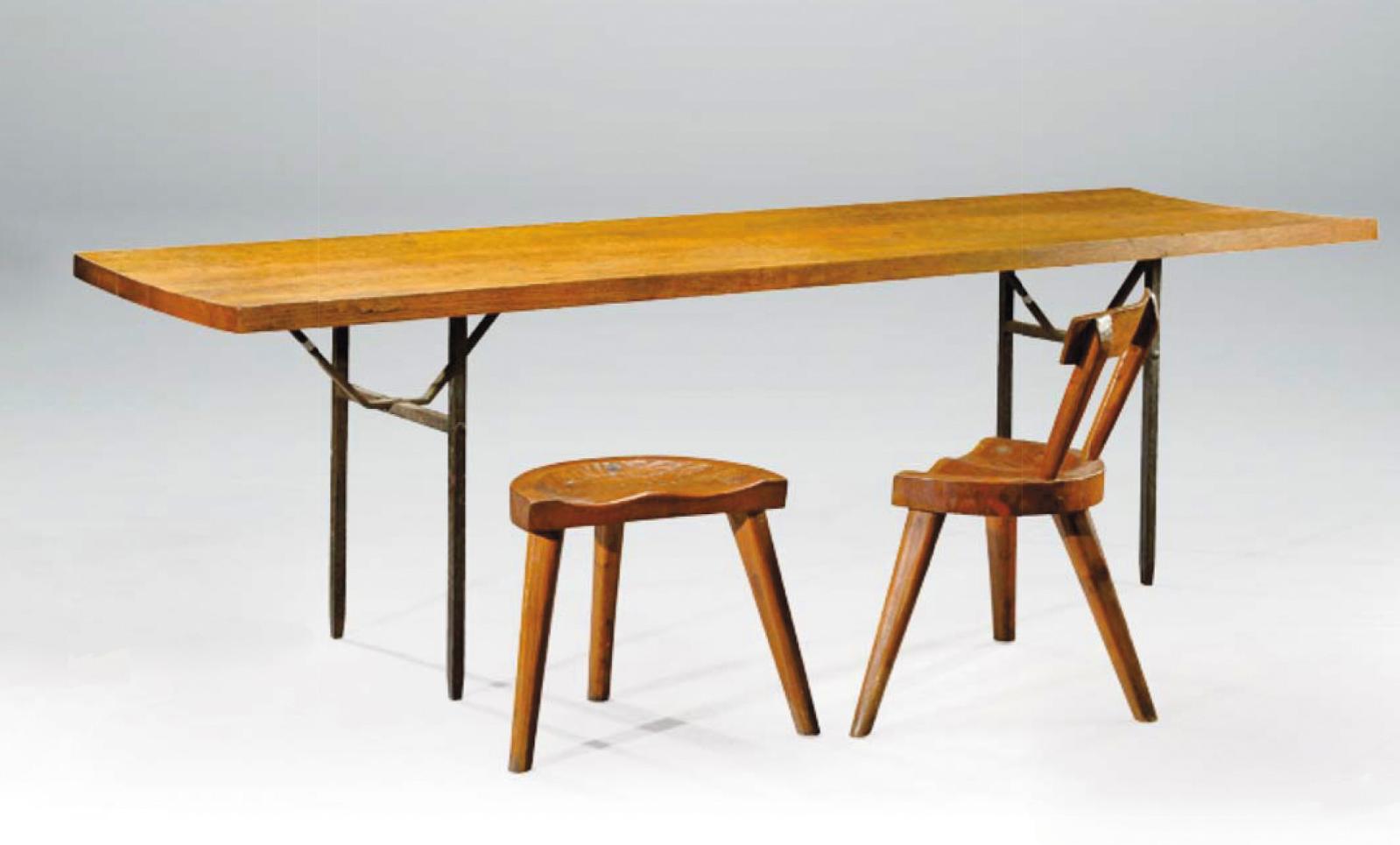 Jean Touret pour les Ateliers Marolles, table de salle à manger, vers 1950-1960, chêne massif sculpté, métal laqué noir, 75 x 250 x 78 cm,