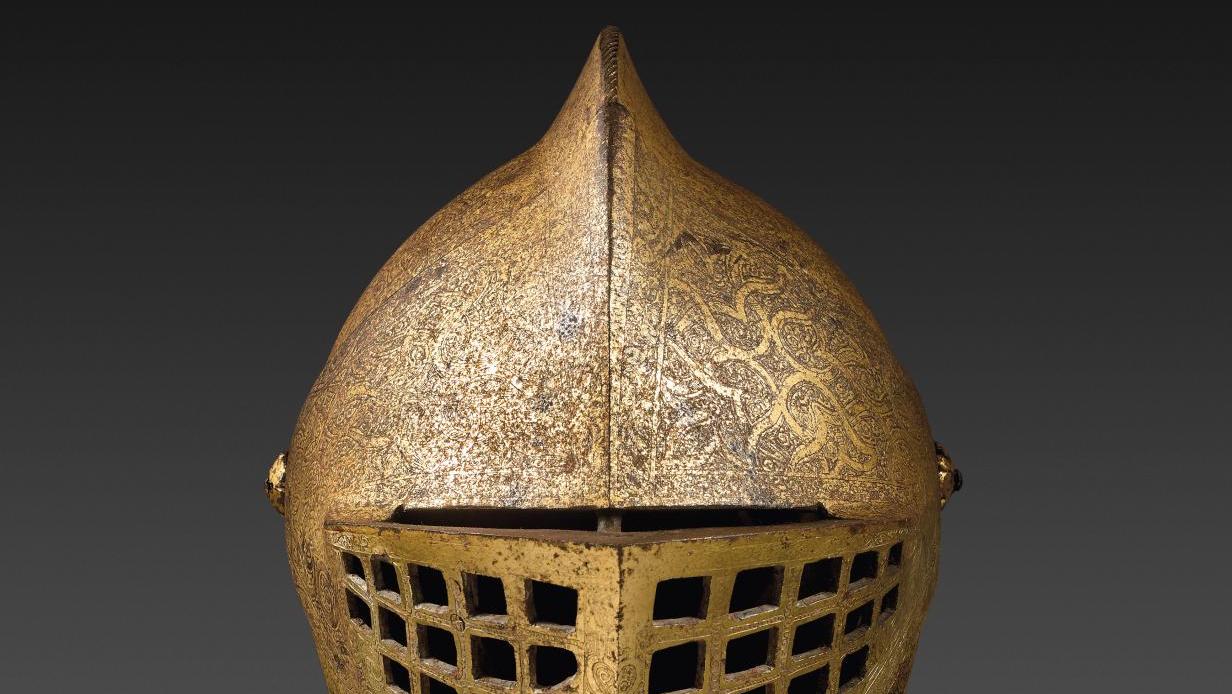 Autriche, Augsbourg, vers 1560-1580. Armet en fer gravé à l’eau-forte et doré en... Un rarissime casque de tournoi 