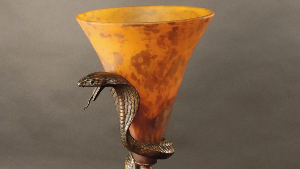 Edgar Brandt (1880-1960) et la maison Daum à Nancy, lampe de table Cobra en bronze... Brandt et Daum : hypnotique luminaire
