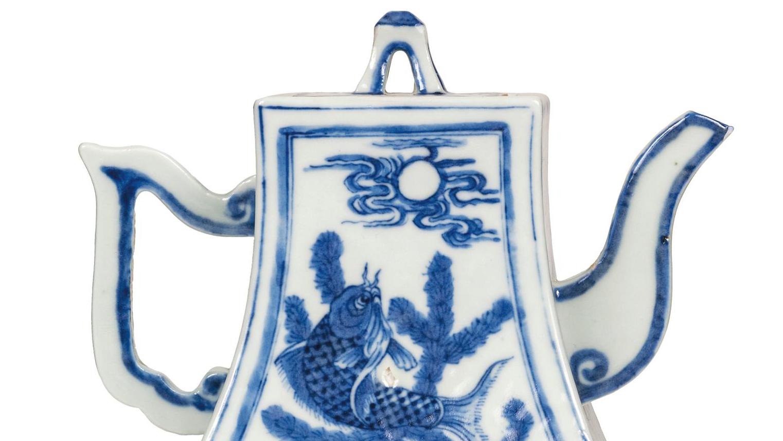 Théière en porcelaine dite «bleu de Hué», à décor d’une carpe contemplant la lune... Bleu de Hué, Mai-Thu, Pham Gia Giang...