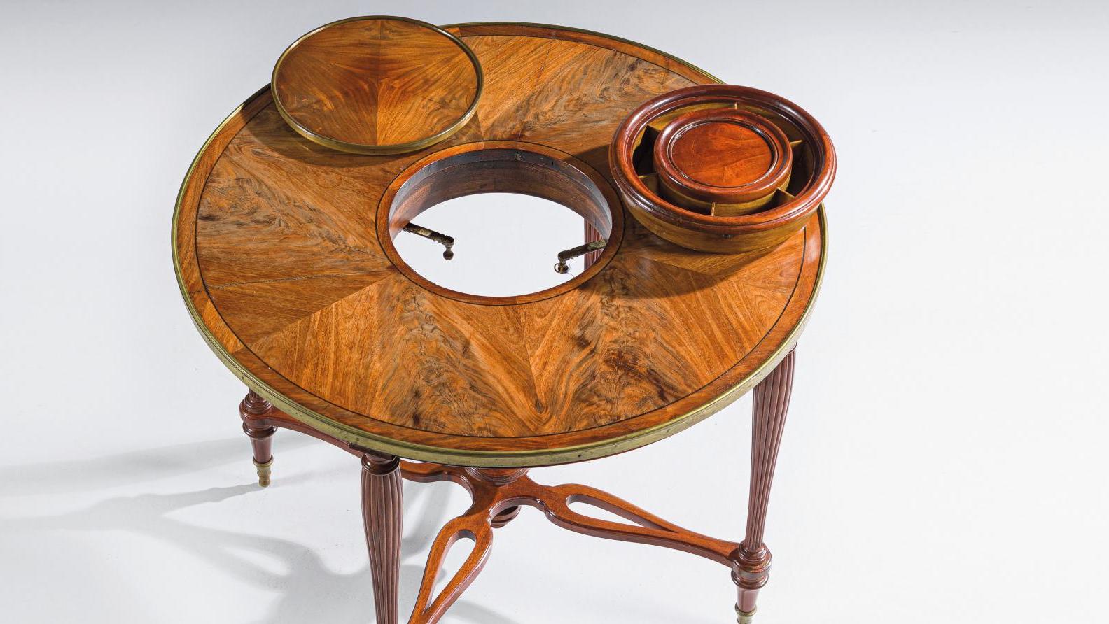 Attribuée à Adam Weisweiler (1744-1820), table à jeu de brelan en acajou et placage... Attribuée à Adam Weisweiler, un jeu !