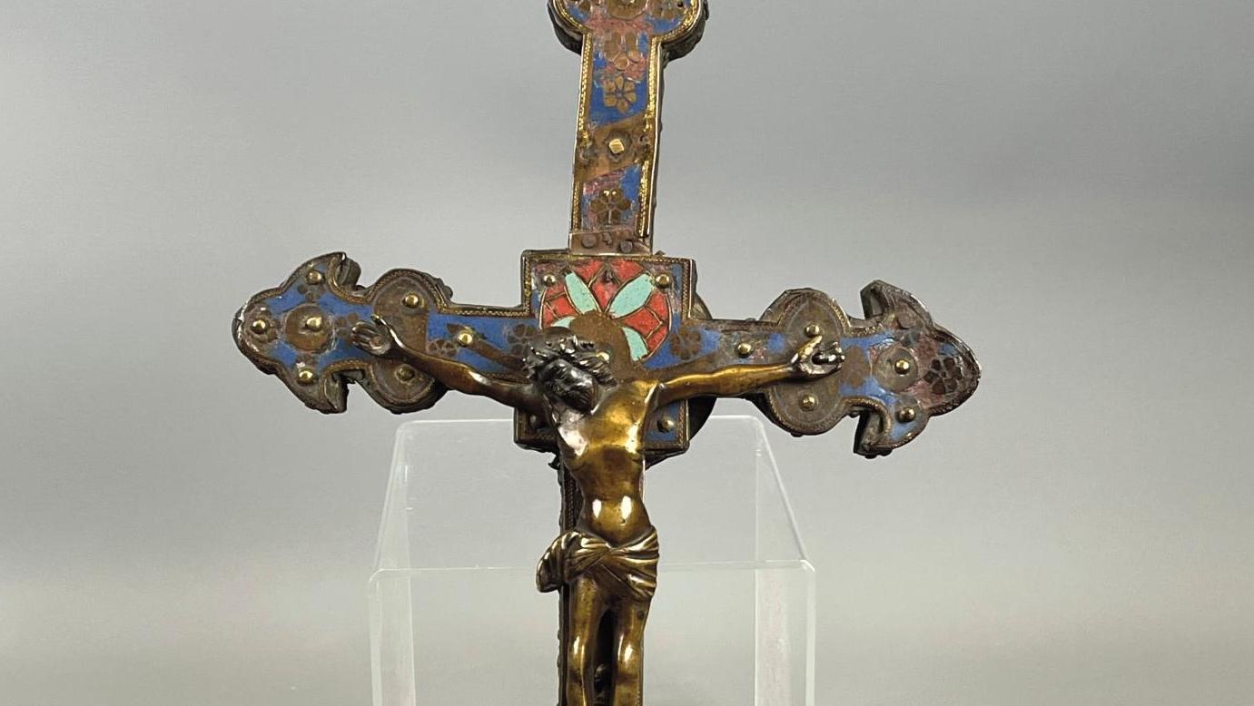 Croix processionnelle composite. Plaque circulaire, Limoges, deuxième quart du XIIIe siècle,... Crucifixions médiévales