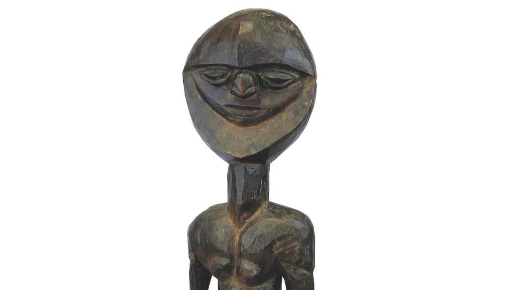 Nouvelle-Calédonie, art kanak. Statue à planter, bois dur sculpté, patiné, h. 62 cm.... Gardienne kanak et figurine banda