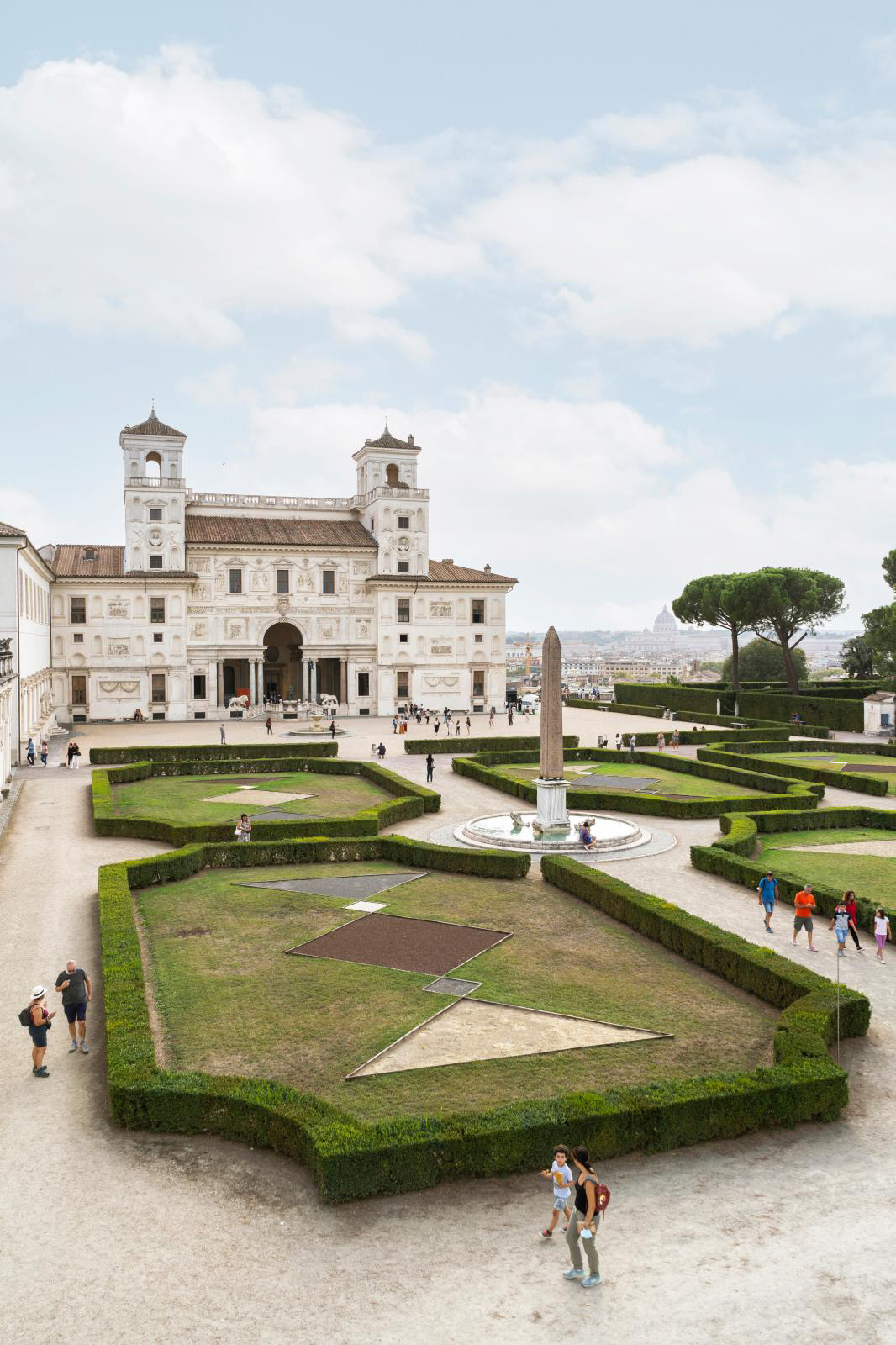 View of the interior façade and gardens of the Villa Medici.© Claudia Gori