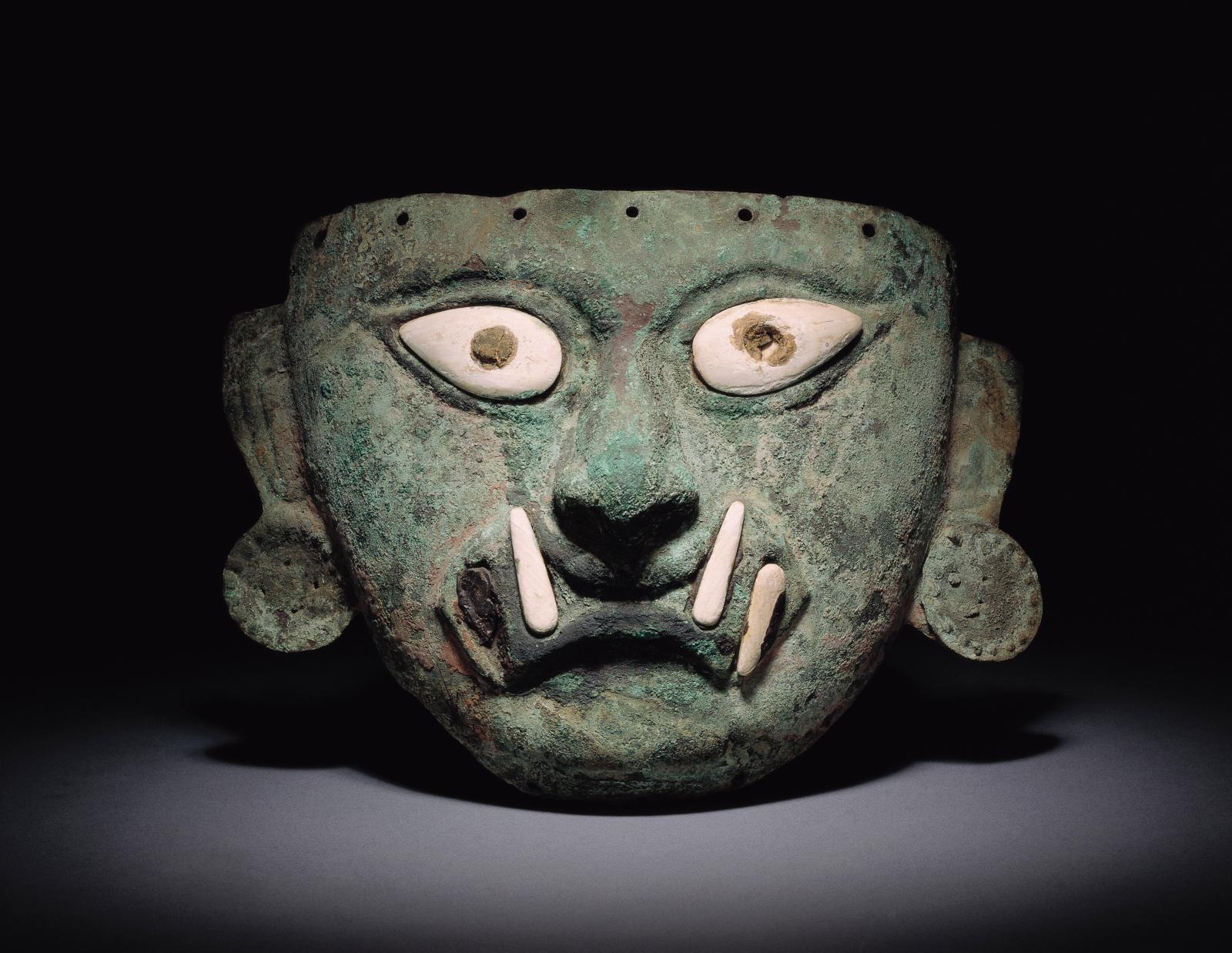 Culture mochica, 100-800 apr. J.-C., Masque funéraire représentant le visage d’Ai Apaec,cuivre et coquillage de Strombus, 17,5 x 23,5 cm, 