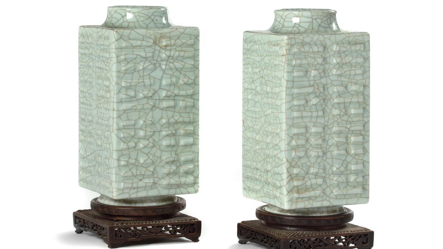 Chine, période Daoguang (1820-1850), paire de vases cong en porcelaine et émail céladon... Vases au carré période Daoguang