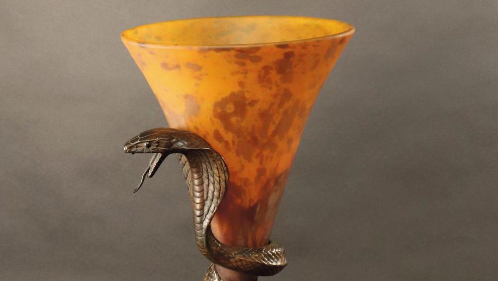 Edgar Brandt (1880-1960) et Daum Nancy, lampe de table Cobra en bronze à patine brun... Lumières d’Orient pour Edgar Brandt