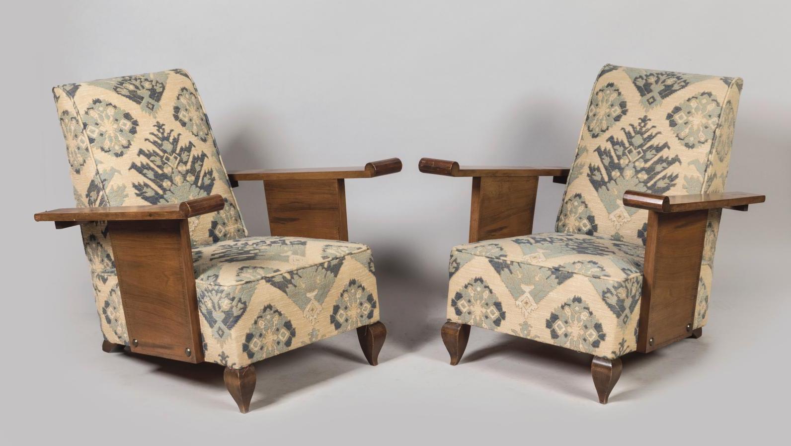 André Sornay (1902-2000), paire de fauteuils de repos en bois clair teinté, de forme... Inimitable André Sornay, l'as du cloutage